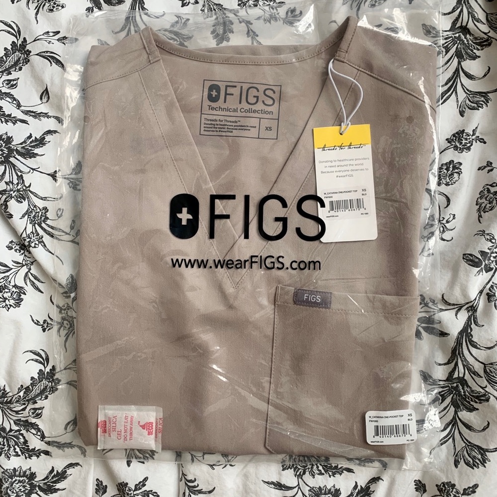 XS Catarina One Pocket Scrub Top in BOULDER